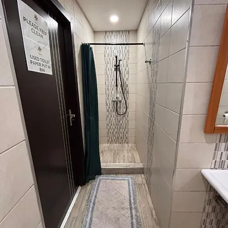 Accommodatie bij particulieren Cozy For 4 Guests, Air-conditioned, Self Check-in