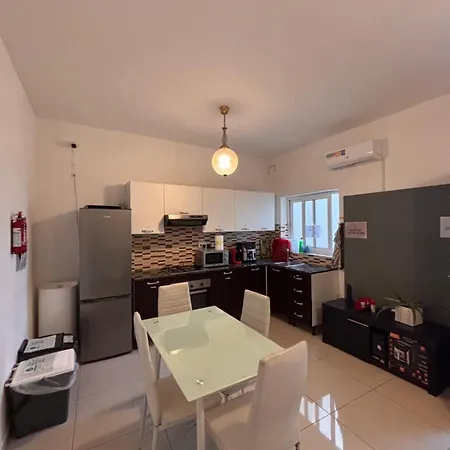 Cozy For 4 Guests, Air-conditioned, Self Check-in * Sliema