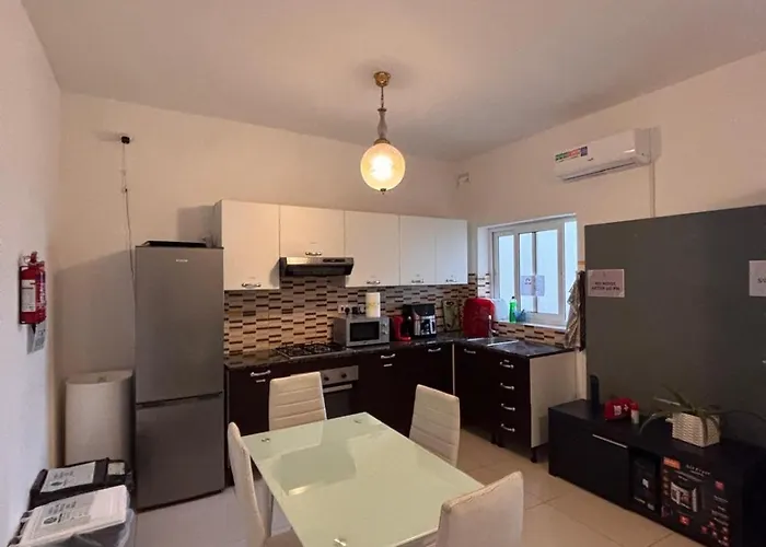 Cozy For 4 Guests, Air-conditioned, Self Check-in * Sliema