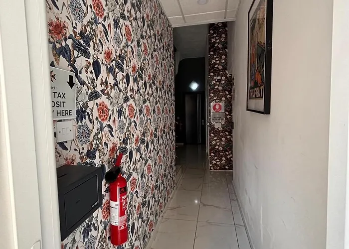 Cozy For 4 Guests, Air-conditioned, Self Check-in Accommodatie bij particulieren